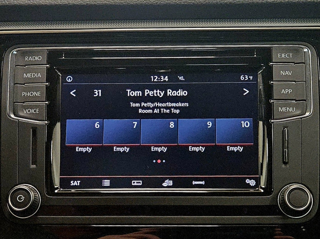 Used 2018 Volkswagen Passat 2.0T SE image 16