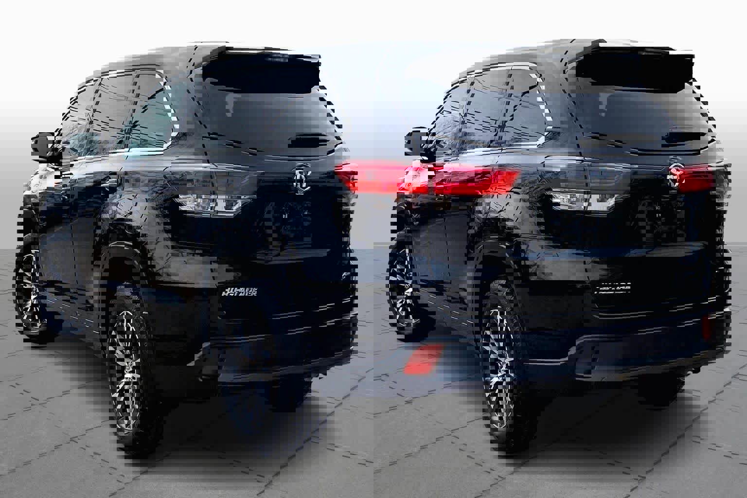 Used 2018 Toyota Highlander LE AWD/4WD image 12