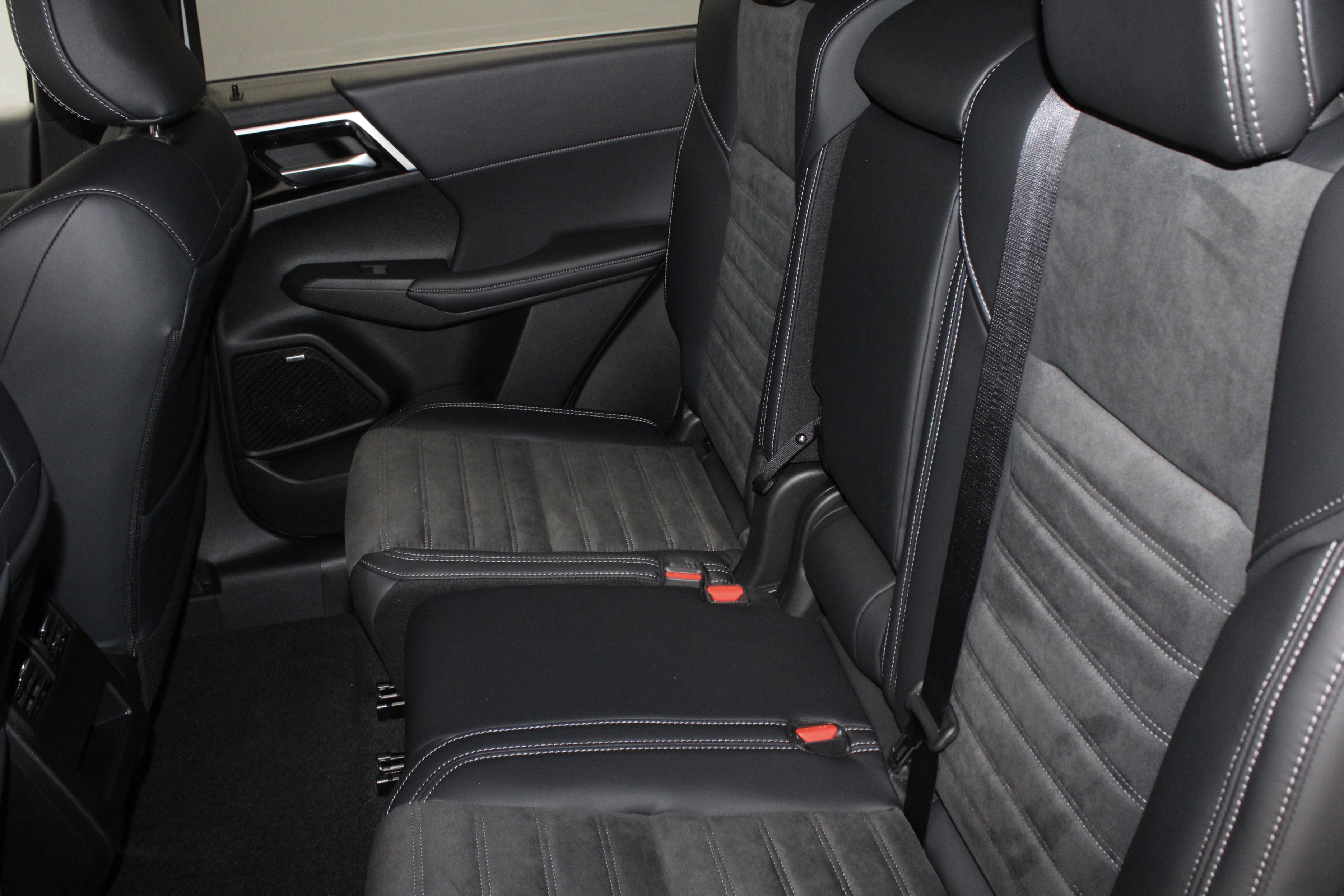 New 2025 Mitsubishi Outlander SE image 14