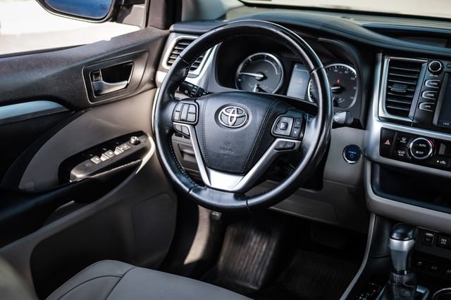 Used 2017 Toyota Highlander XLE AWD/4WD image 24