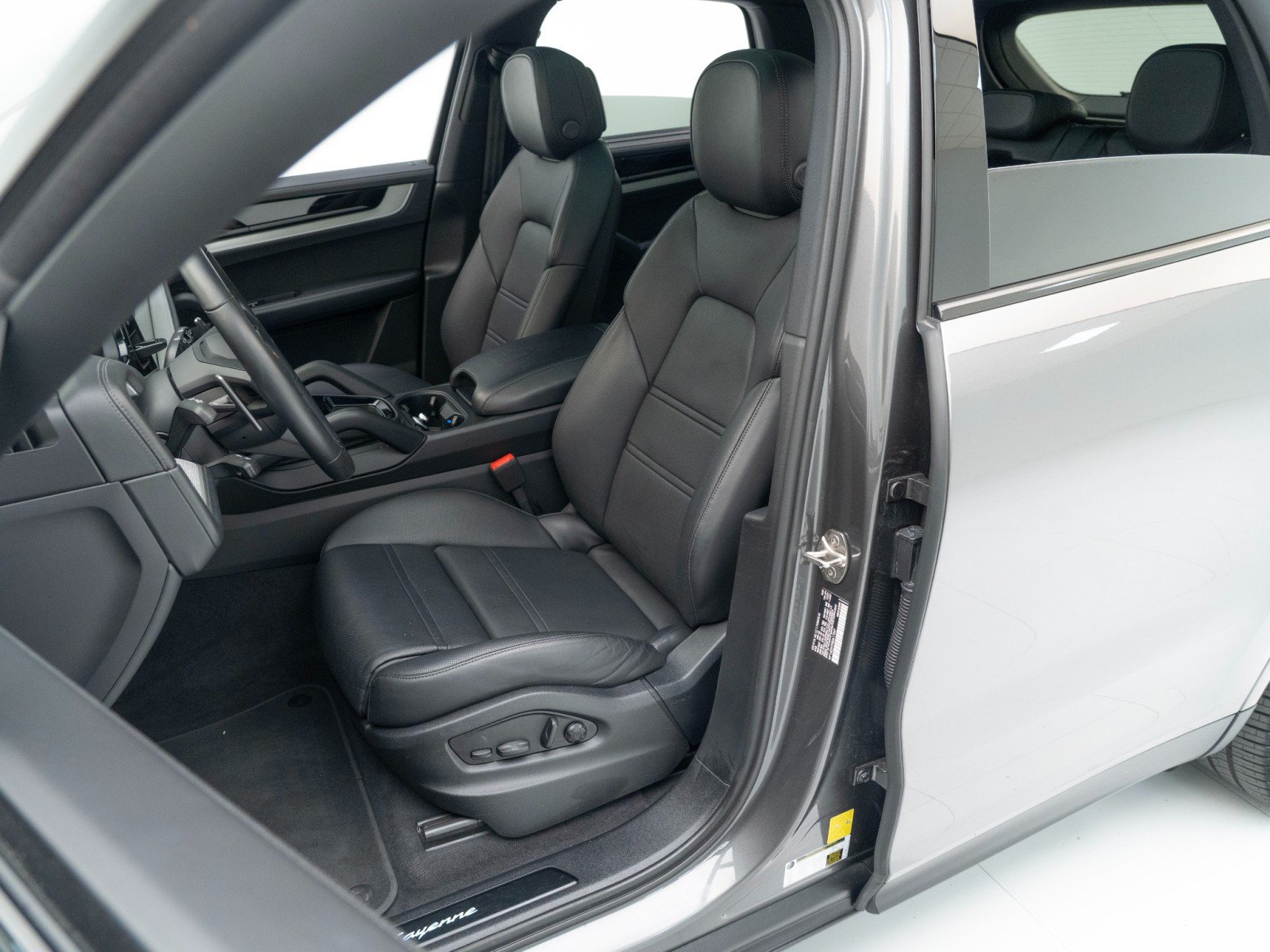 Certified 2025 Porsche Cayenne GTS AWD/4WD image 5