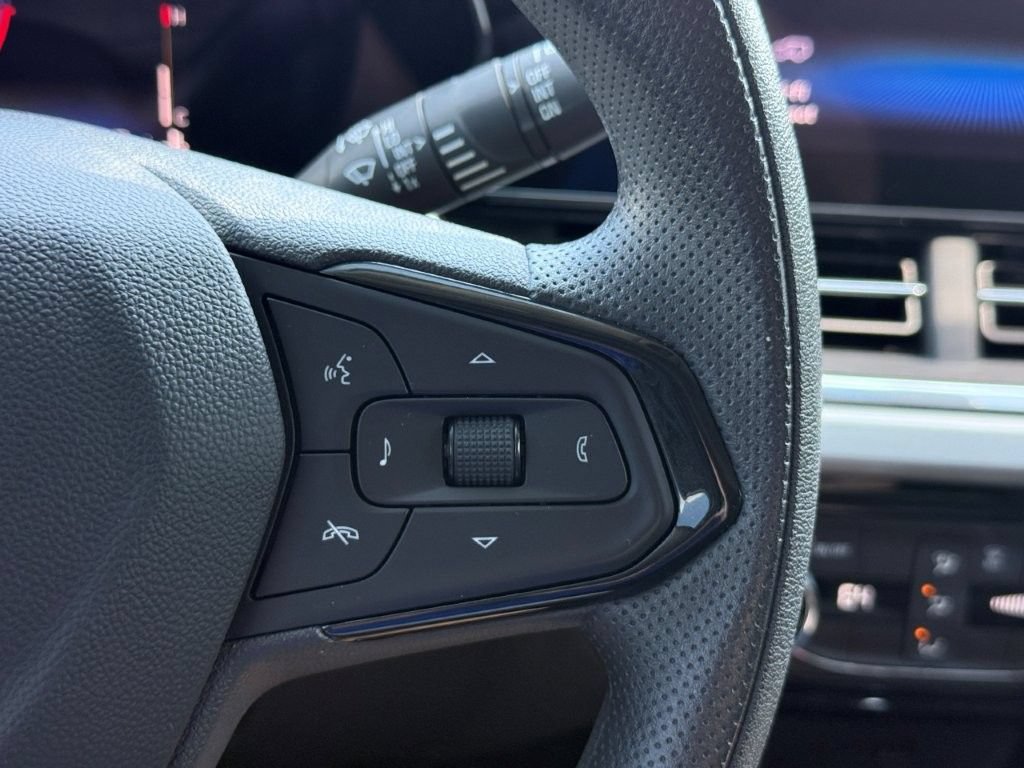 Used 2025 Chevrolet Trax LT FWD image 29