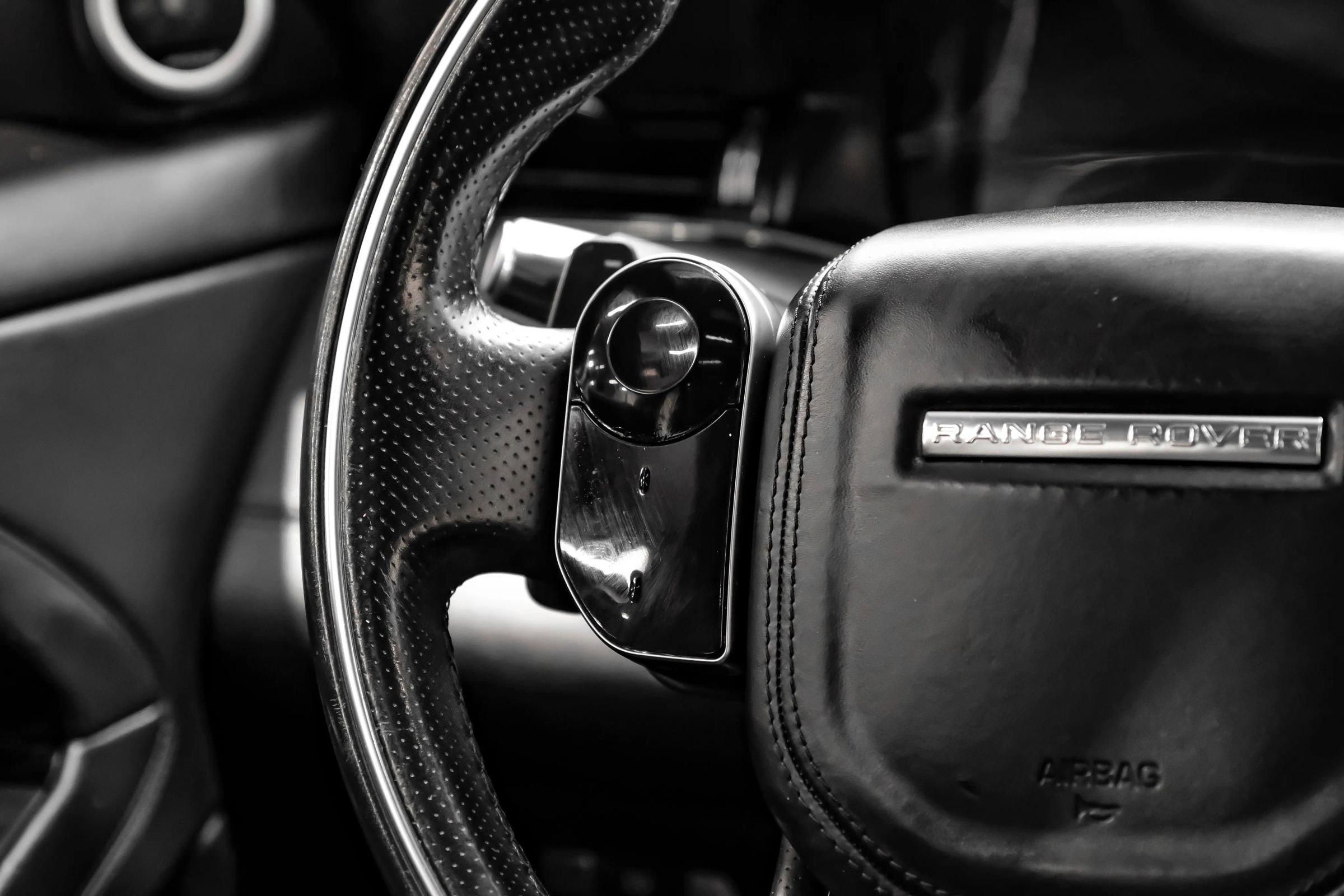 Used 2020 Land Rover Range Rover Evoque R-Dynamic SE image 31