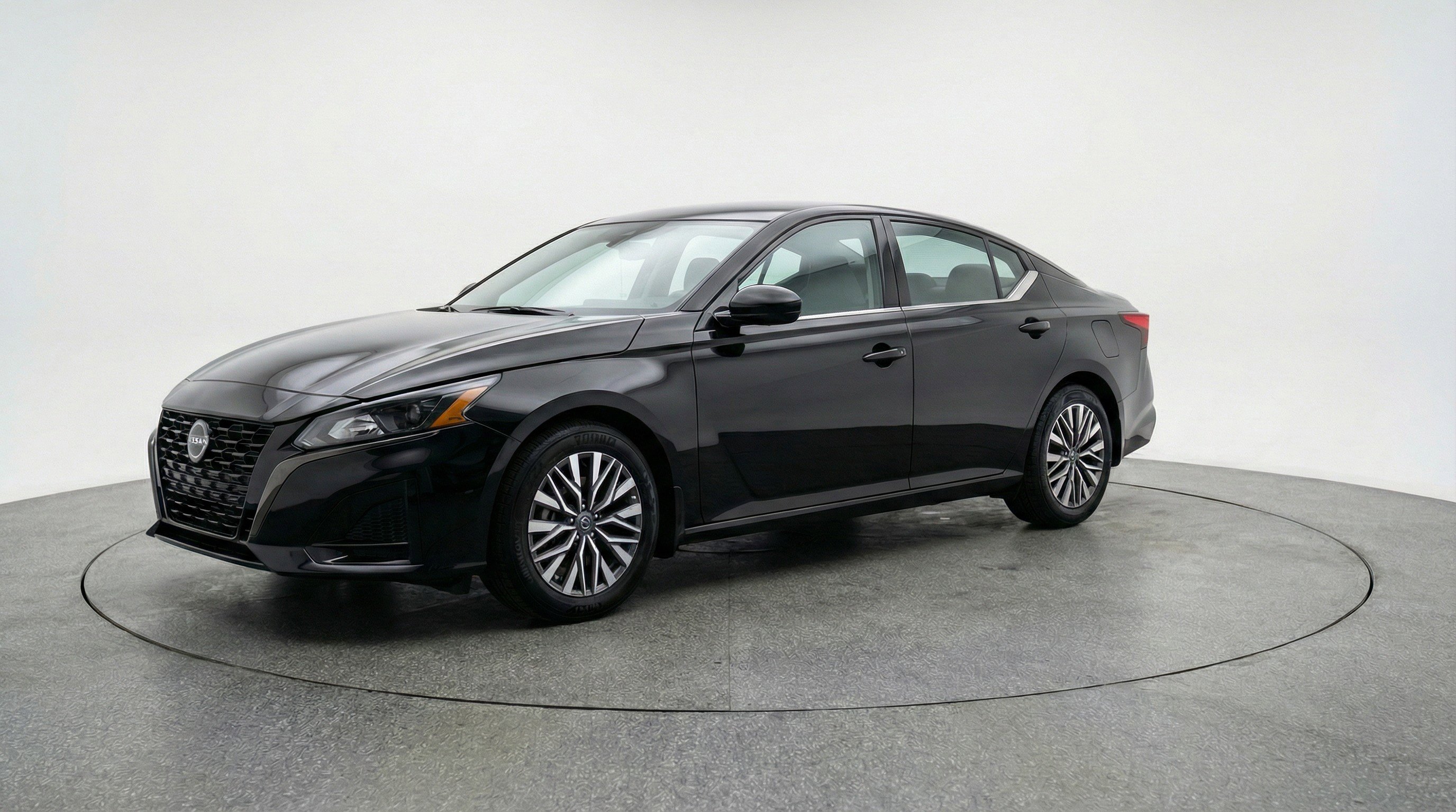Used 2025 Nissan Altima 2.5 SV image 3