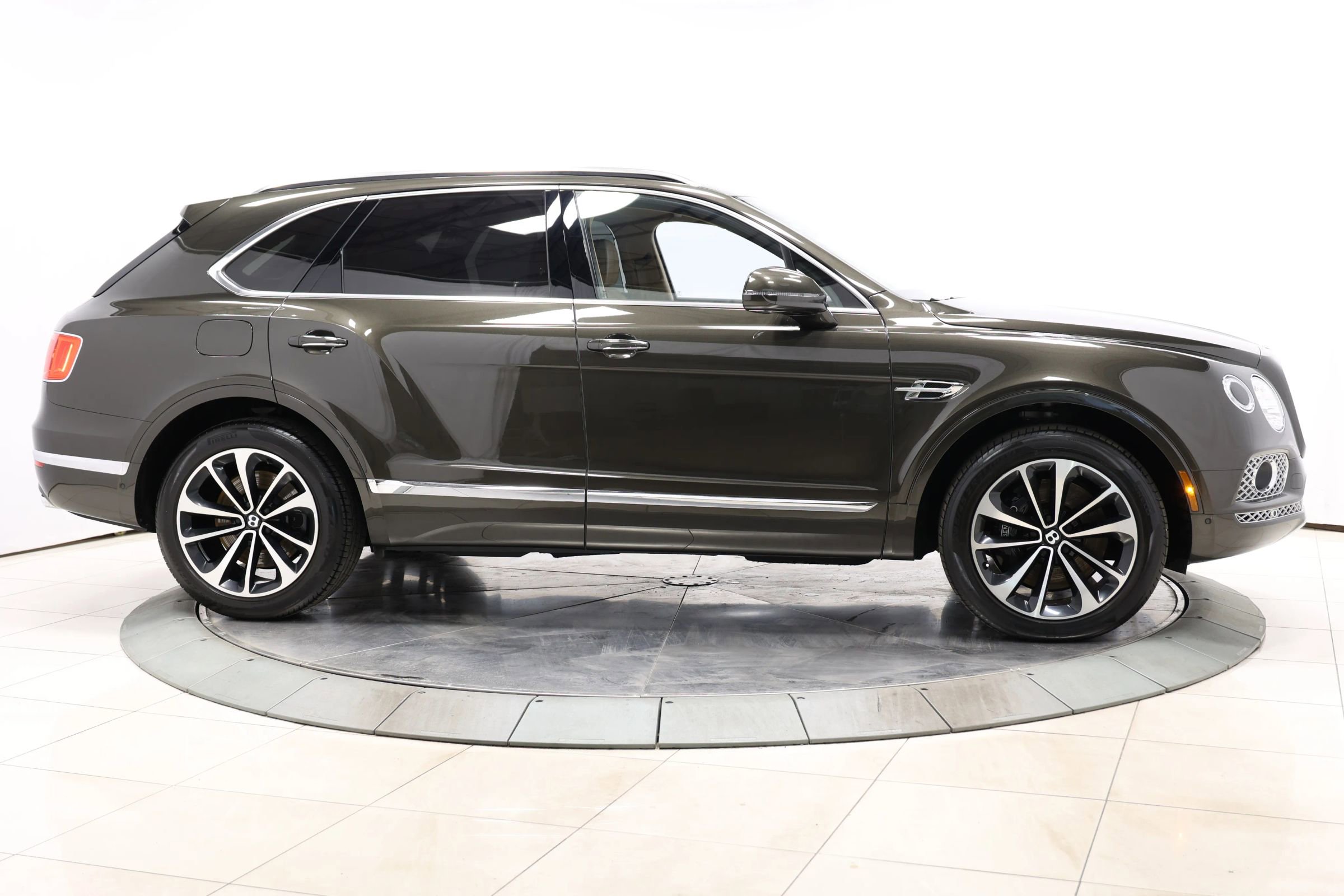 Used 2018 Bentley Bentayga AWD/4WD image 81