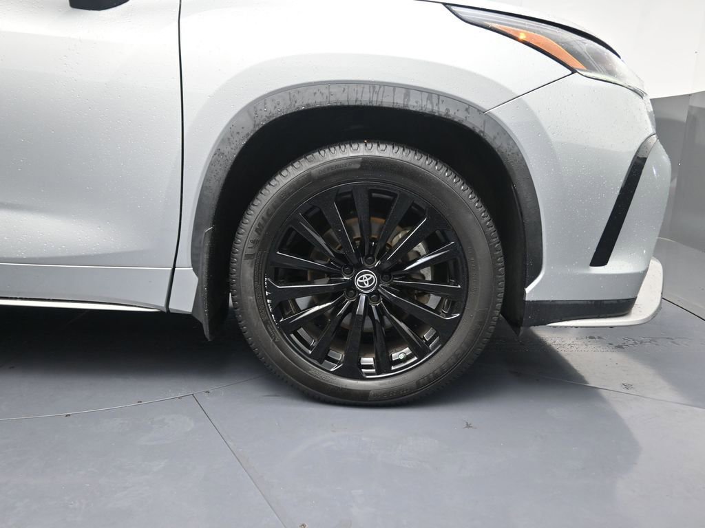 Used 2023 Toyota Highlander XSE FWD image 5