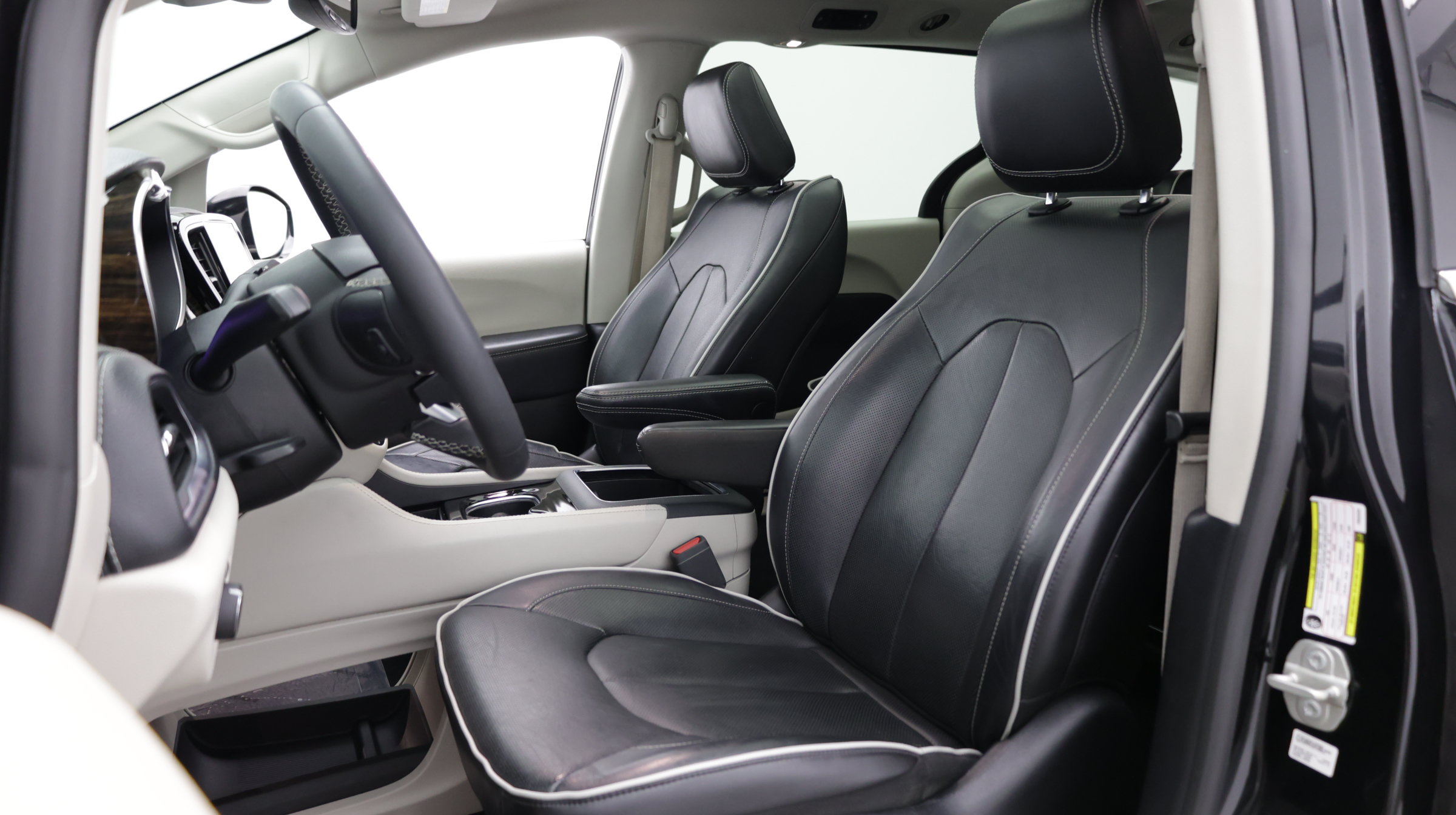 Used 2023 Chrysler Pacifica Limited FWD image 19