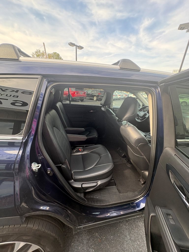 Used 2022 Toyota Highlander XLE AWD/4WD image 26