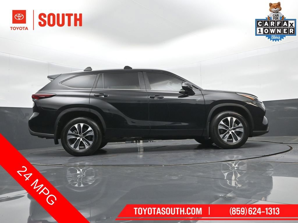 Used 2024 Toyota Highlander XLE AWD/4WD image 35