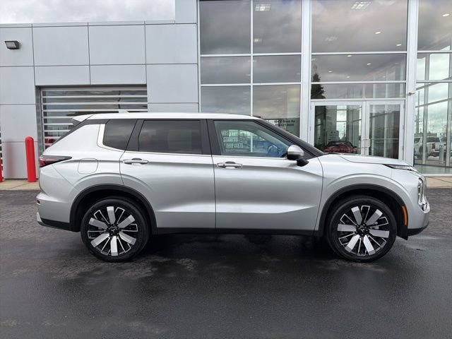 Used 2025 Mitsubishi Outlander SE image 8