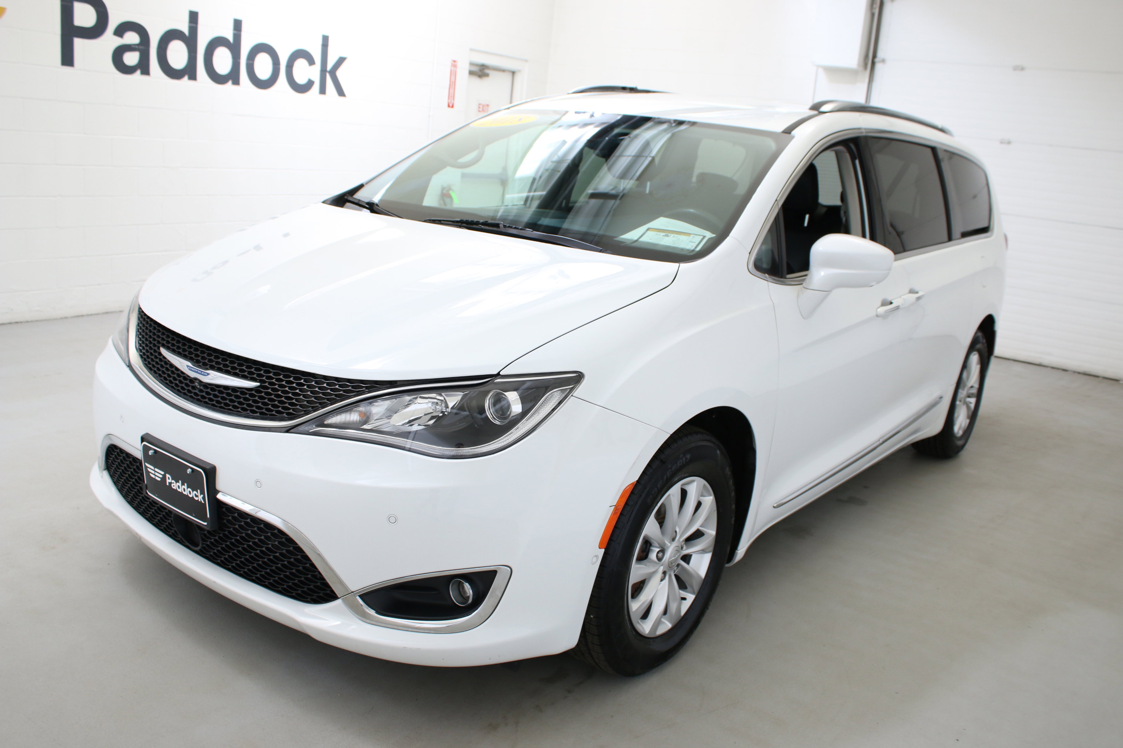 Used 2018 Chrysler Pacifica Touring-L w/ Advanced Safetytec Group FWD image 3