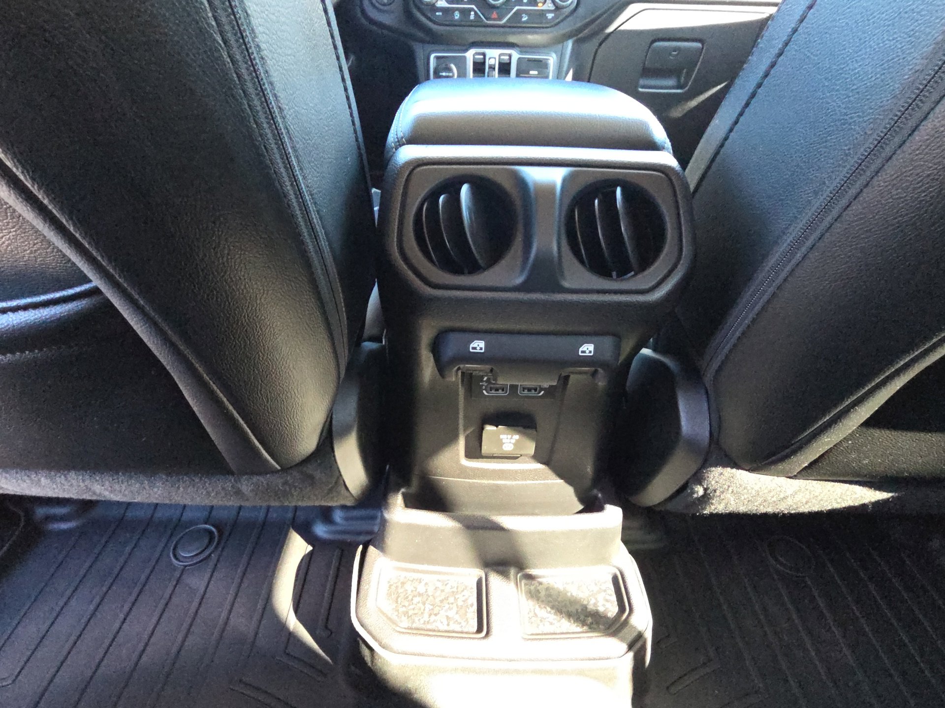 Used 2018 Jeep Wrangler Unlimited Sahara w/ Cold Weather Group image 30