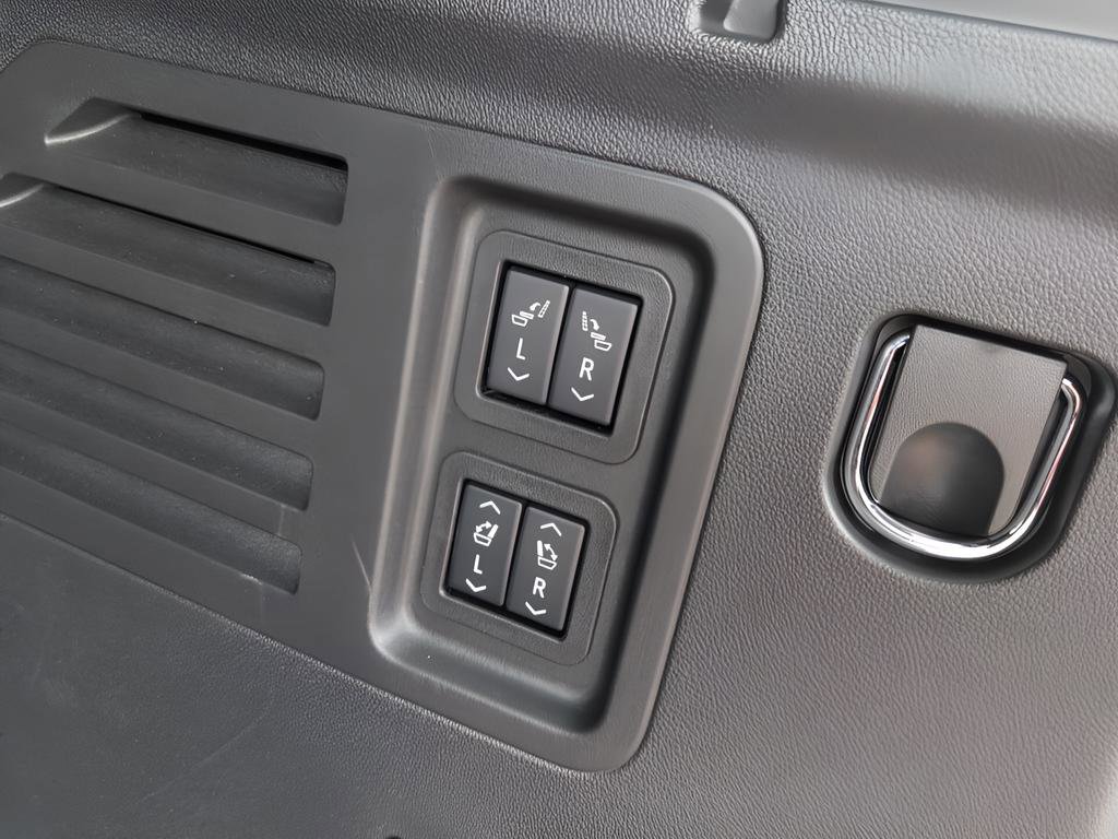 Used 2025 Chevrolet Traverse RS image 27