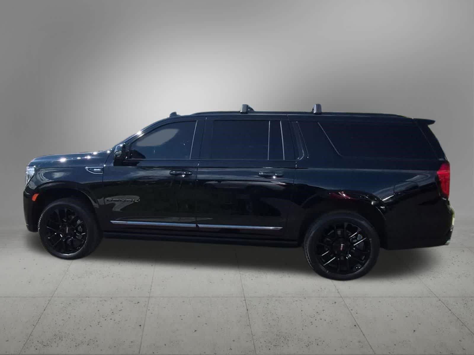 Used 2023 GMC Yukon XL Denali Ultimate AWD/4WD image 3