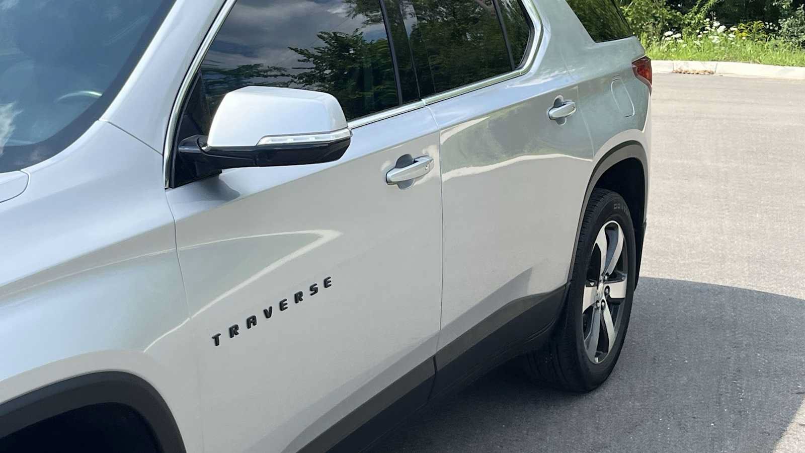 Used 2019 Chevrolet Traverse LT w/ LT Premium Package AWD/4WD image 17