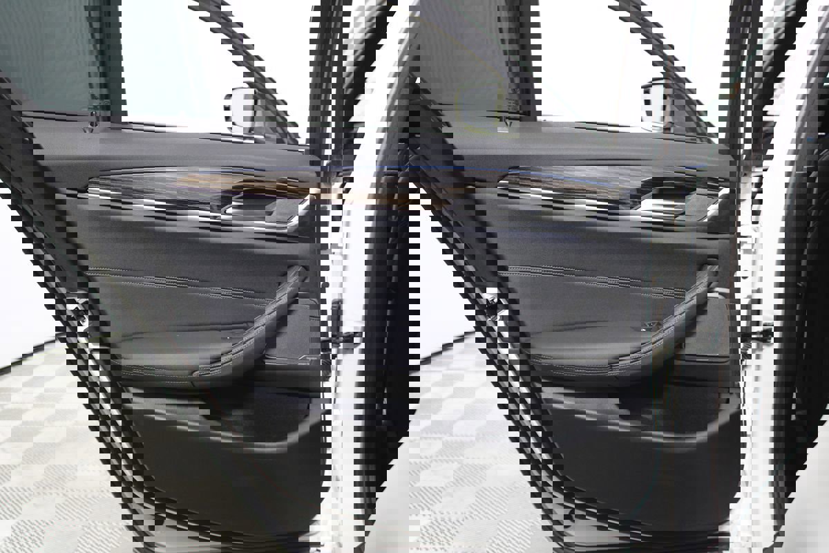 Used 2023 BMW 530e w/ M Sport Package image 34