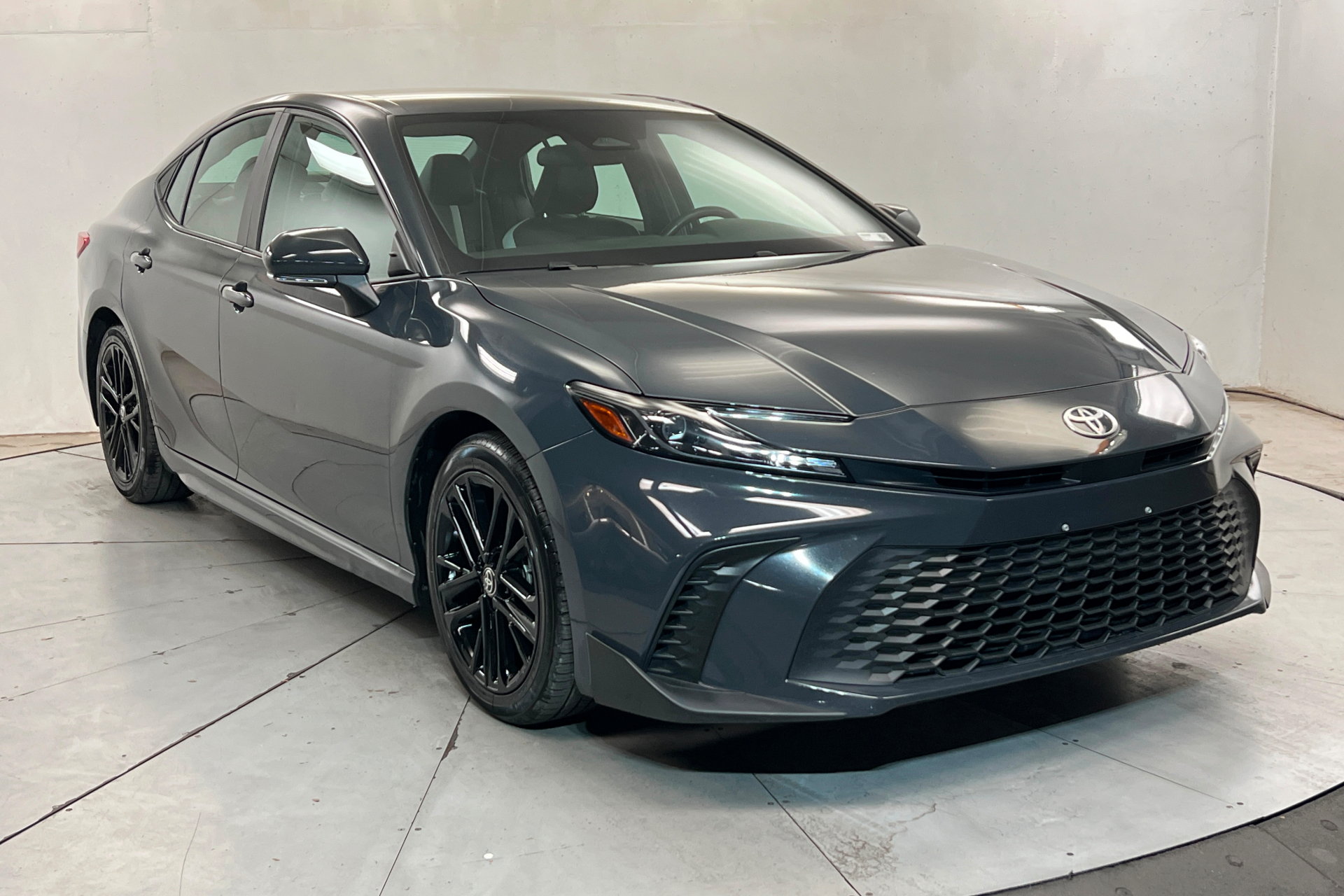 Used 2025 Toyota Camry SE FWD image 7