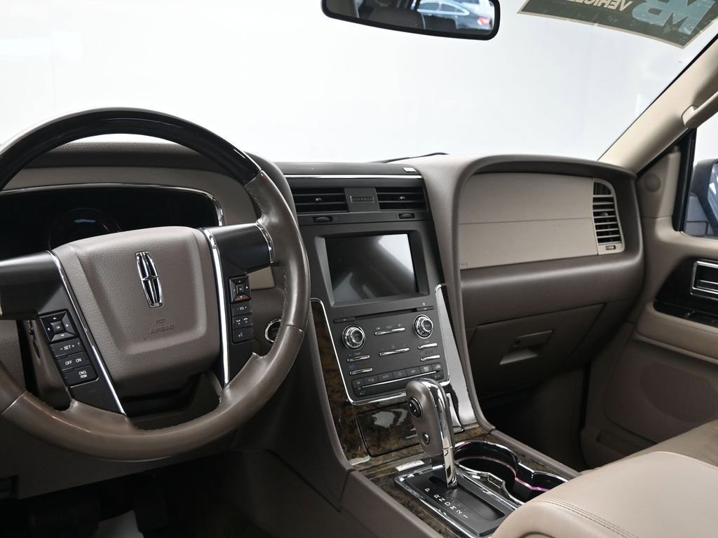 Used 2017 Lincoln Navigator Select image 23