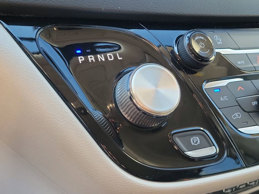 Used 2022 Chrysler Voyager LX image 27