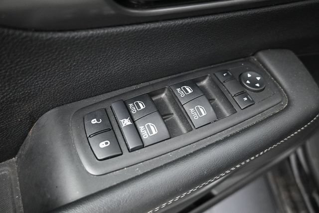 Used 2025 Chrysler Pacifica Select FWD image 16