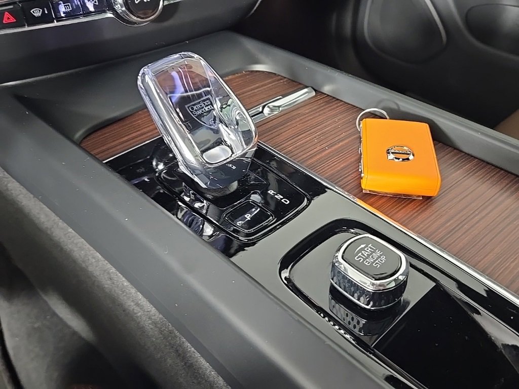 Certified 2024 Volvo XC60 T8 Ultimate image 23