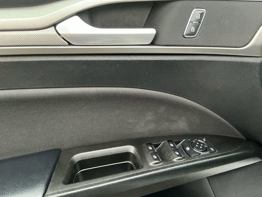 Used 2018 Ford Fusion SE w/ Fusion SE Technology Package image 16