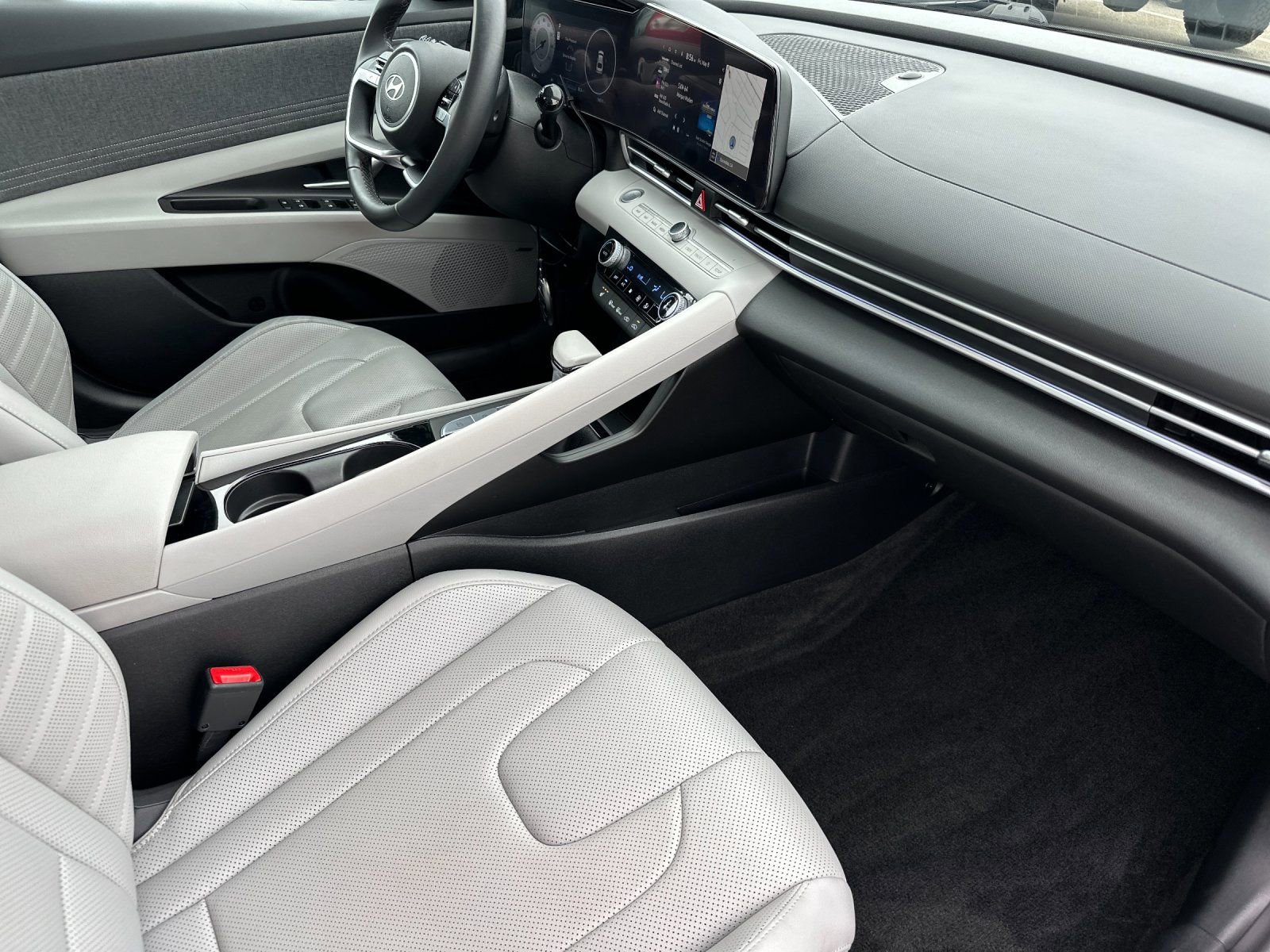 Used 2024 Hyundai Elantra Limited FWD image 17
