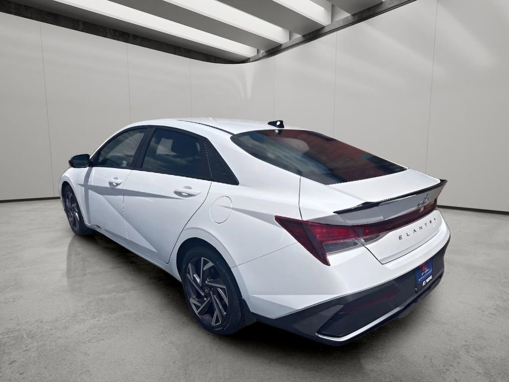 Used 2025 Hyundai Elantra Blue image 5