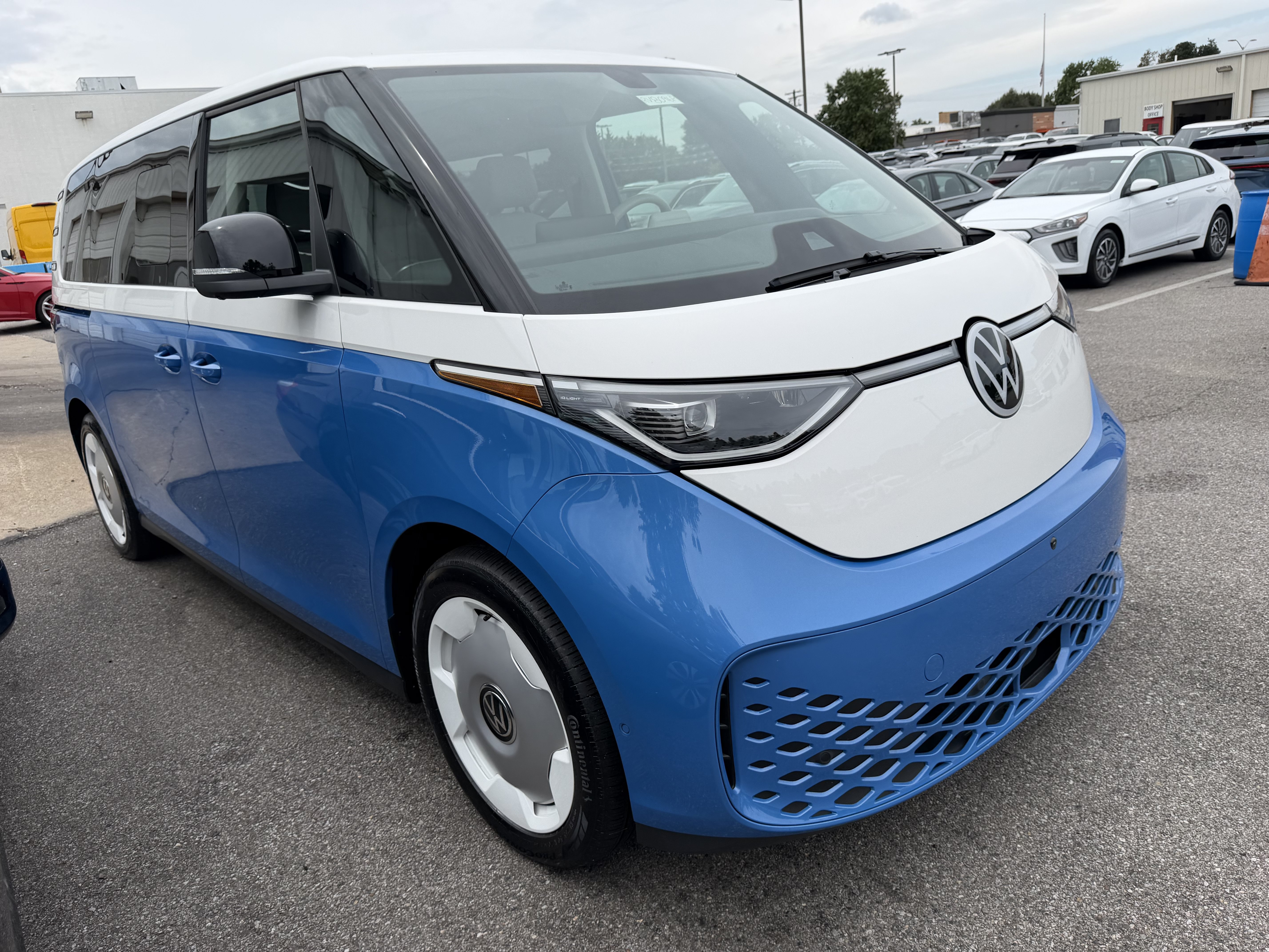 Used 2025 Volkswagen ID. Buzz 1st Edition RWD image 2