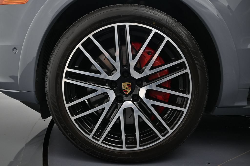 Certified 2024 Porsche Cayenne Turbo AWD/4WD image 33