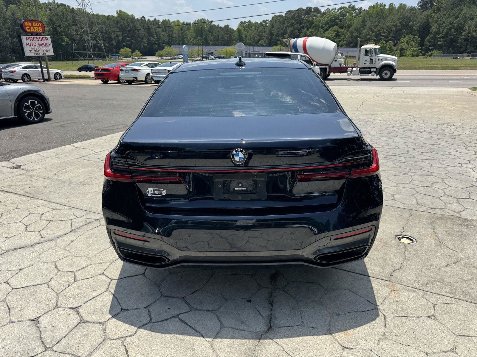Used 2022 BMW 740i w/ M Sport Package RWD image 12