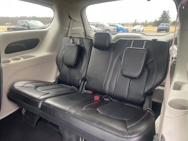 Used 2024 Chrysler Pacifica Touring-L image 16