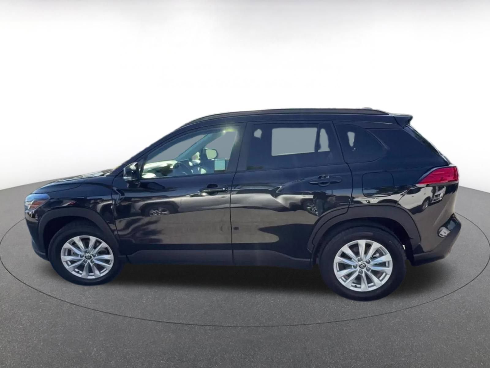 Used 2025 Toyota Corolla Cross LE image 8