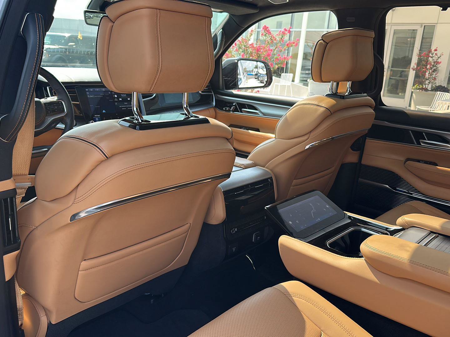 Used 2023 Jeep Grand Wagoneer Series III AWD/4WD image 11