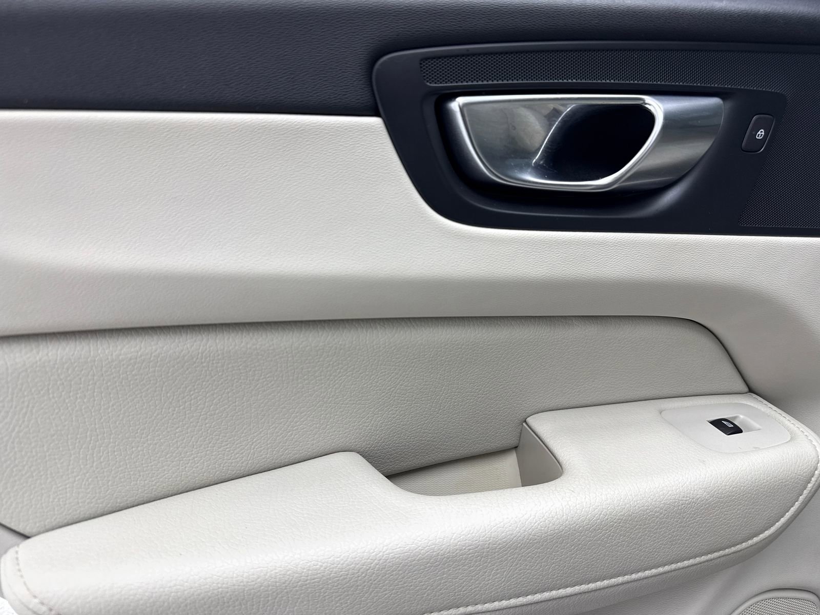 Used 2022 Volvo XC60 B5 Momentum w/ Protection Package Premier FWD image 40