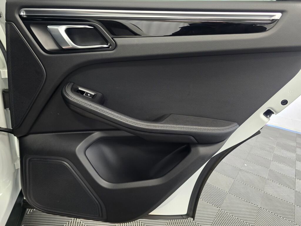 Certified 2024 Porsche Macan image 27