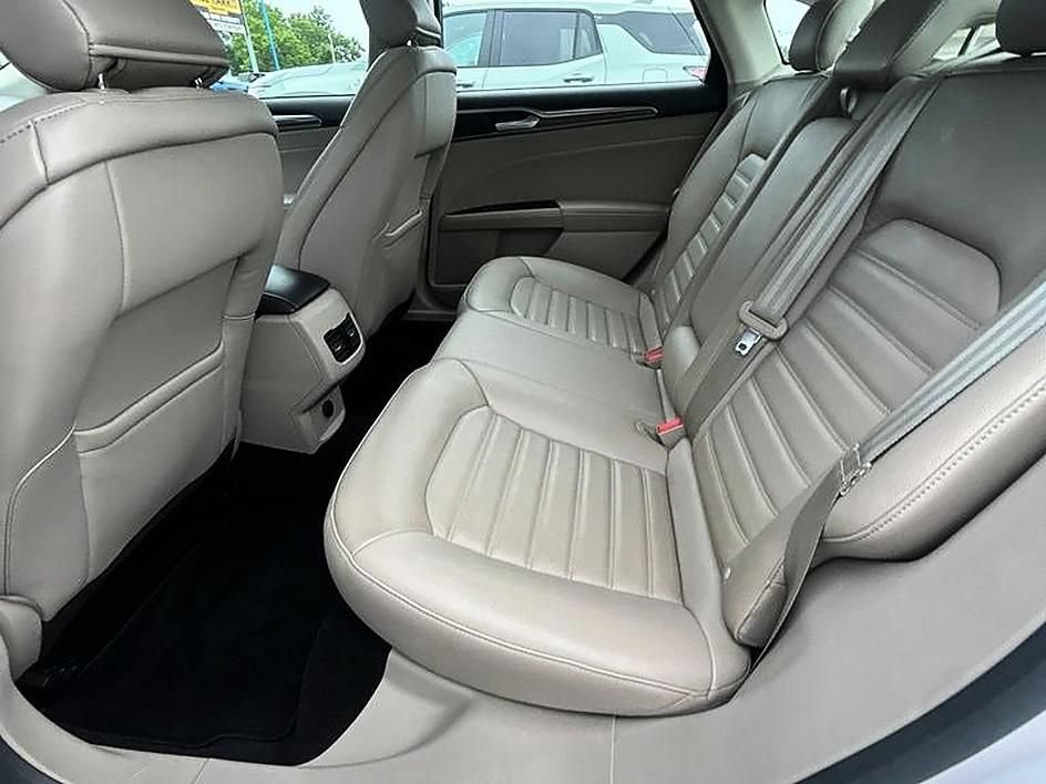 Used 2017 Ford Fusion SE w/ Fusion SE Technology Package FWD image 15