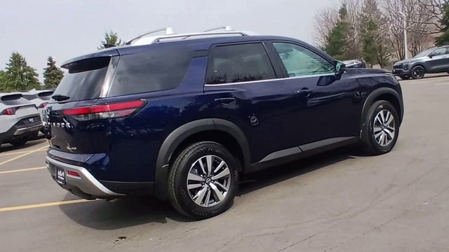 Used 2023 Nissan Pathfinder SL image 3