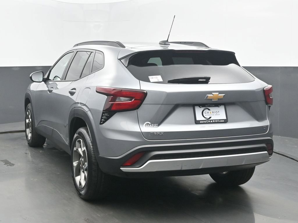 Used 2025 Chevrolet Trax LT w/ LT Convenience Package FWD image 3