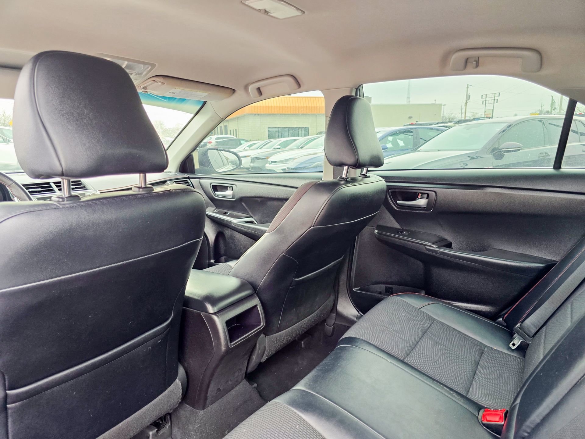 Used 2017 Toyota Camry SE image 10