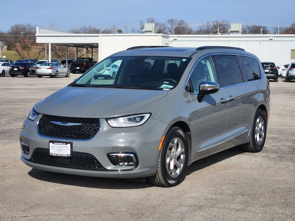 Used 2023 Chrysler Pacifica Limited image 3