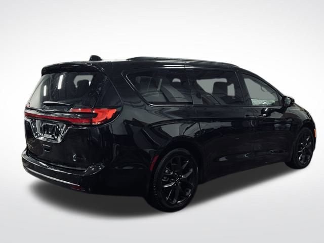 Certified 2025 Chrysler Pacifica Limited image 6