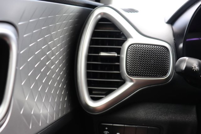 Used 2025 Kia Soul LX w/ LX Technology Package FWD image 23
