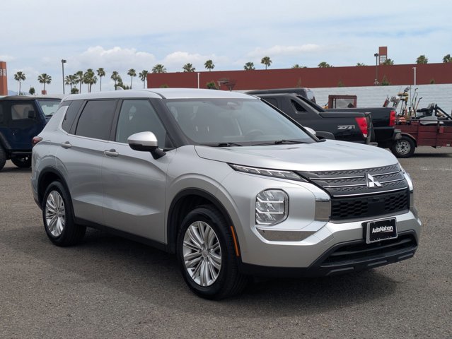 Used 2024 Mitsubishi Outlander ES image 3