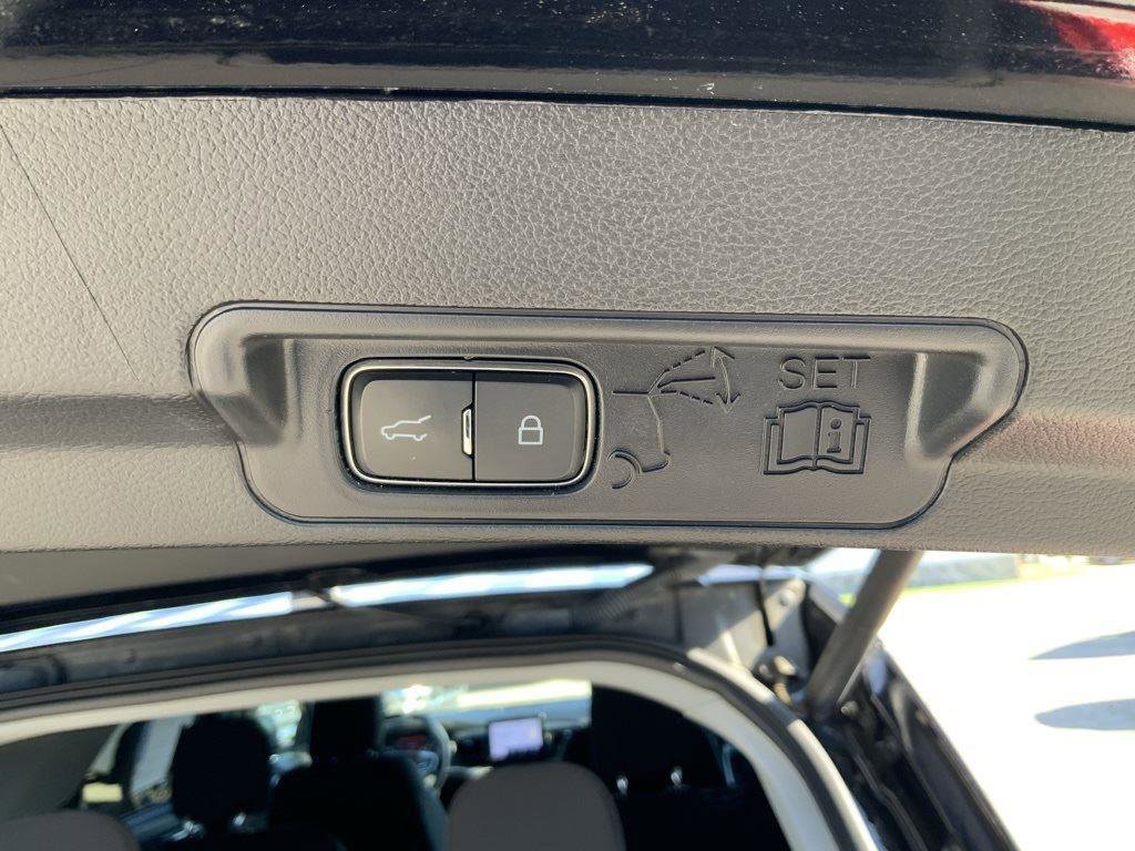 Used 2022 Ford Explorer XLT image 11