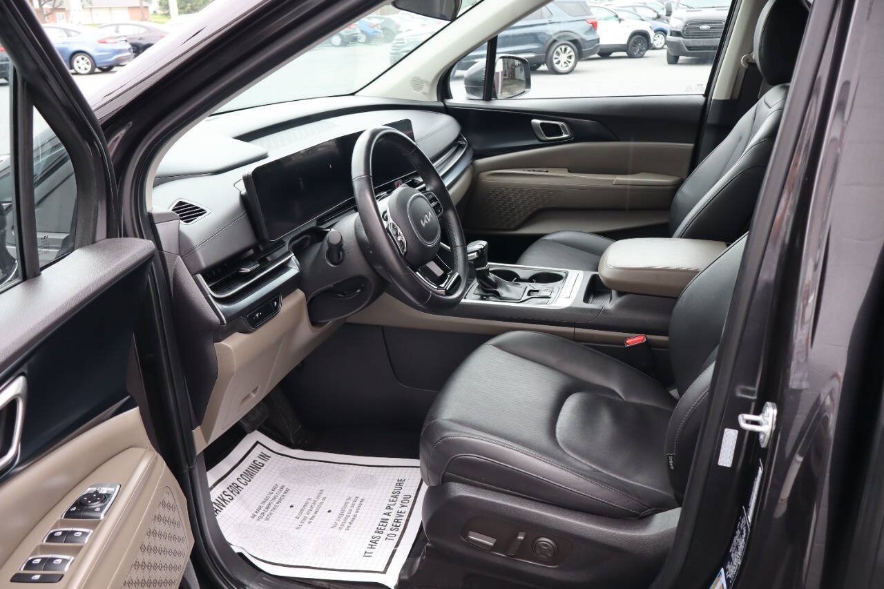 Used 2025 Kia Carnival FWD image 6