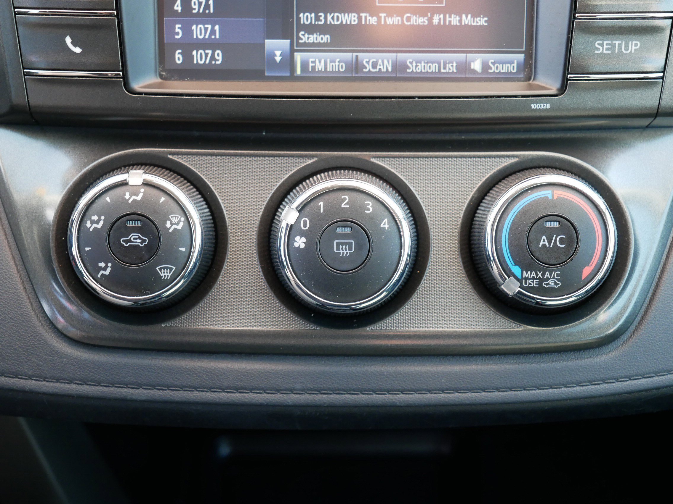 Used 2015 Toyota RAV4 LE image 20