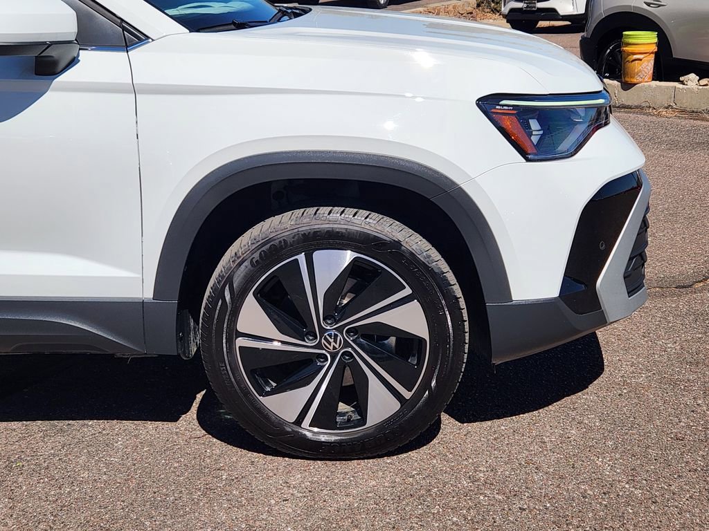 Used 2025 Volkswagen Taos SE image 29