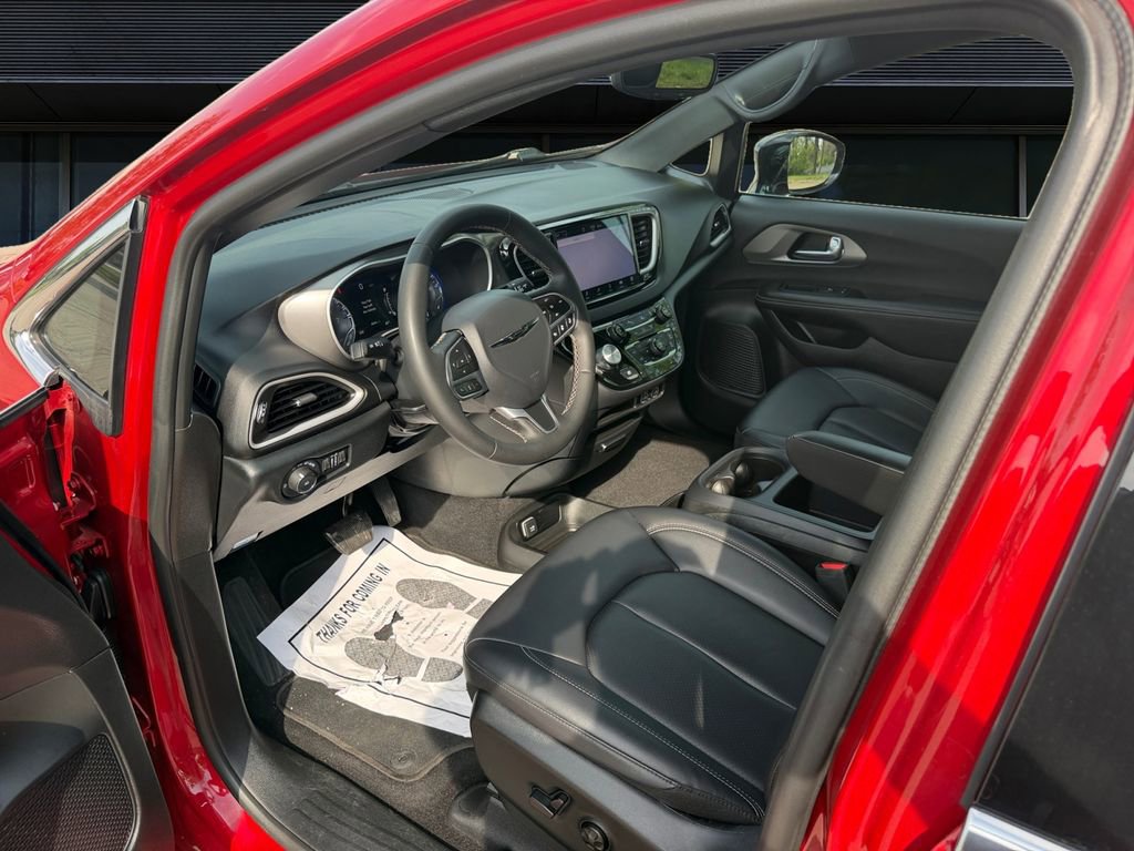 Used 2025 Chrysler Pacifica Select FWD image 5