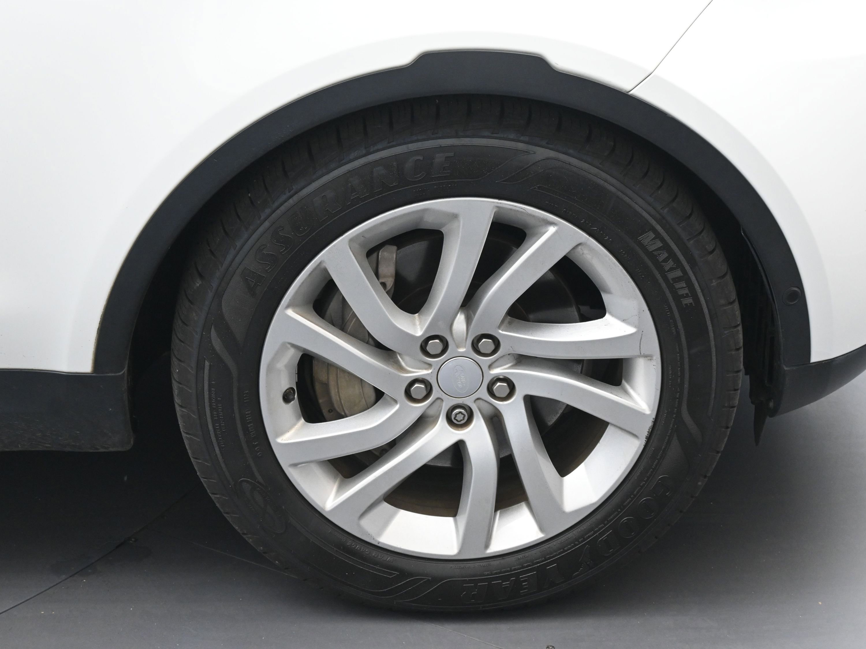 Used 2019 Land Rover Discovery HSE image 11